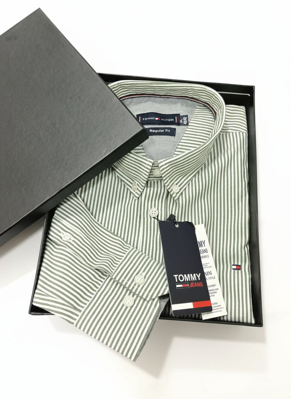 قميص تومي مقلم